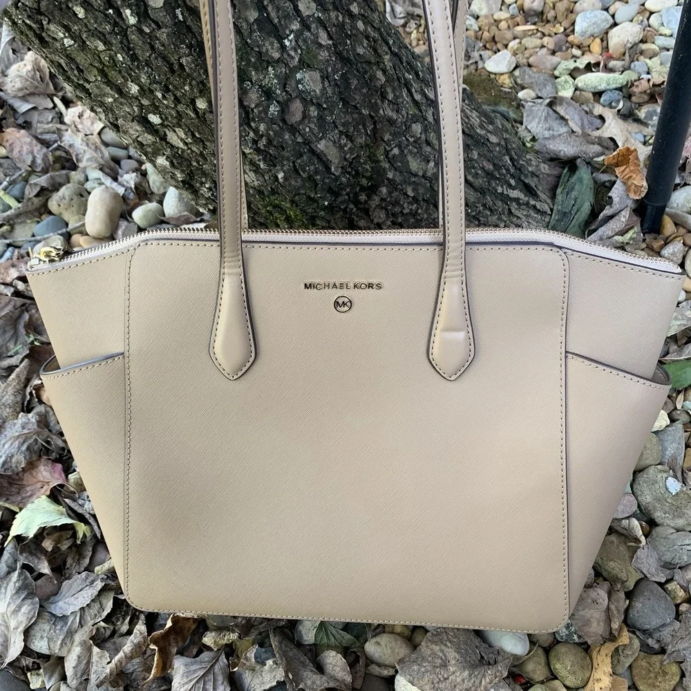 Michael Kors Marilyn Medium Top-Zip Leather Tote Beige One Size‎